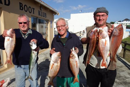 Vlnr is André Hattingh, Raymond Rabe en Salmon Herselman met hul mooi Silwervisse en ‘n Makriel